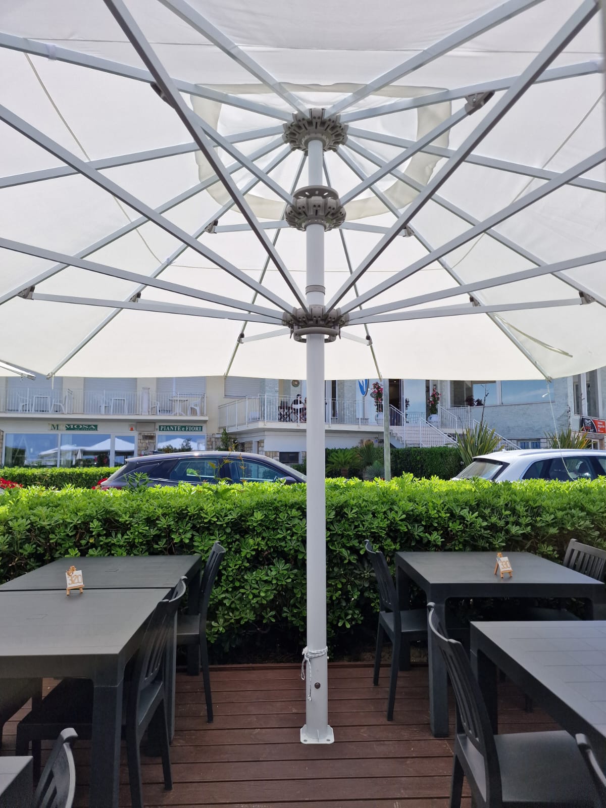 Ombrellone grande da giardino 5x5 mt con palo centrale telescopico in alluminio e telo in poliestere Sagitta