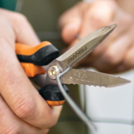 Forbice multiuso con lame in acciaio e custodia Fiskars