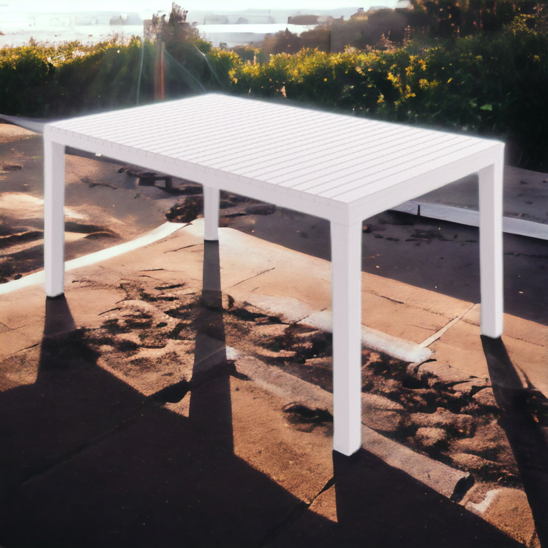 Tavolo da esterno rettangolare 150x90 cm con struttura in resina e piano effetto doghe Palau
