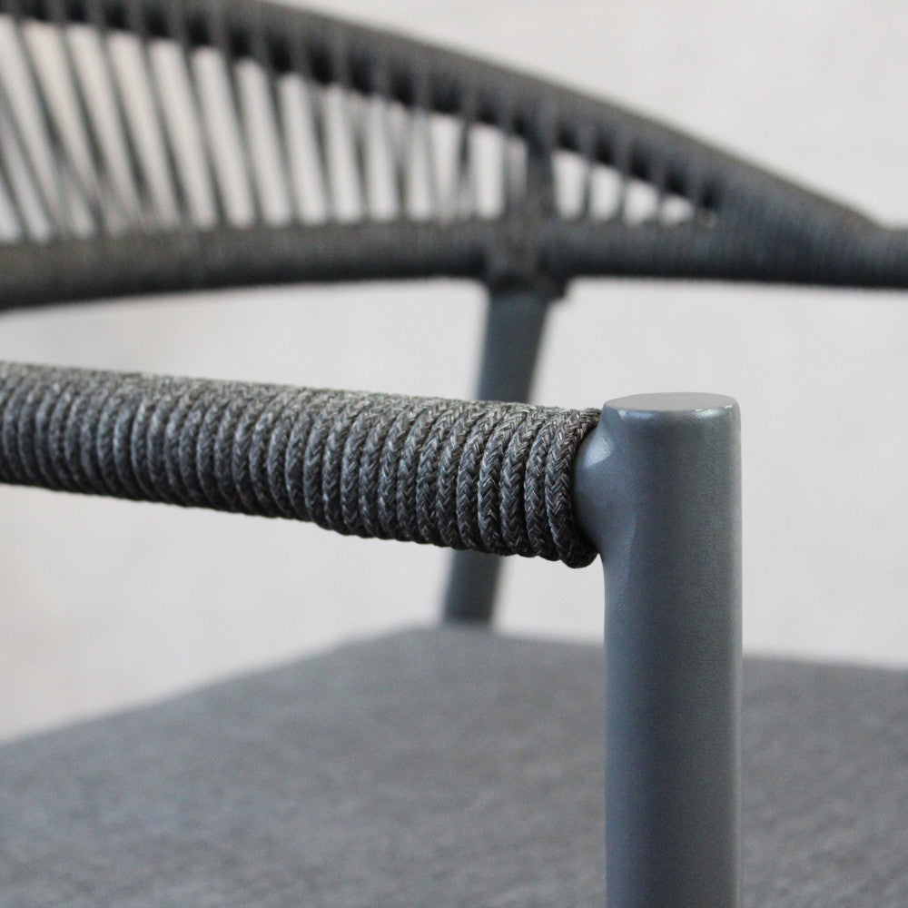 Poltrona da esterno giardino impilabile in alluminio con schienale in corda e cuscini