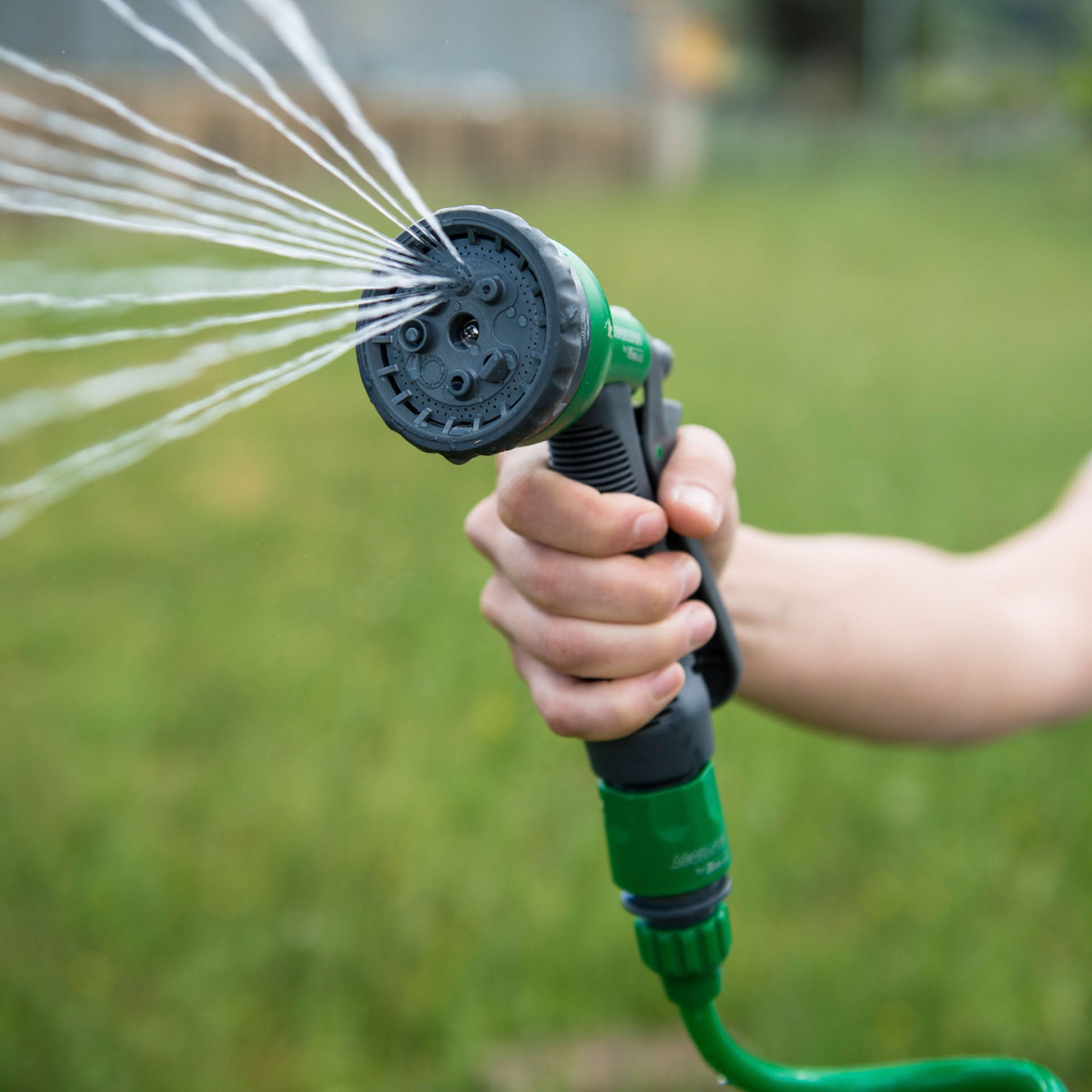 Tubo irrigazione allungabile da 15 metri a spirale con pistola multifunzione 8 getti e raccordi Brixo Iris Nilo