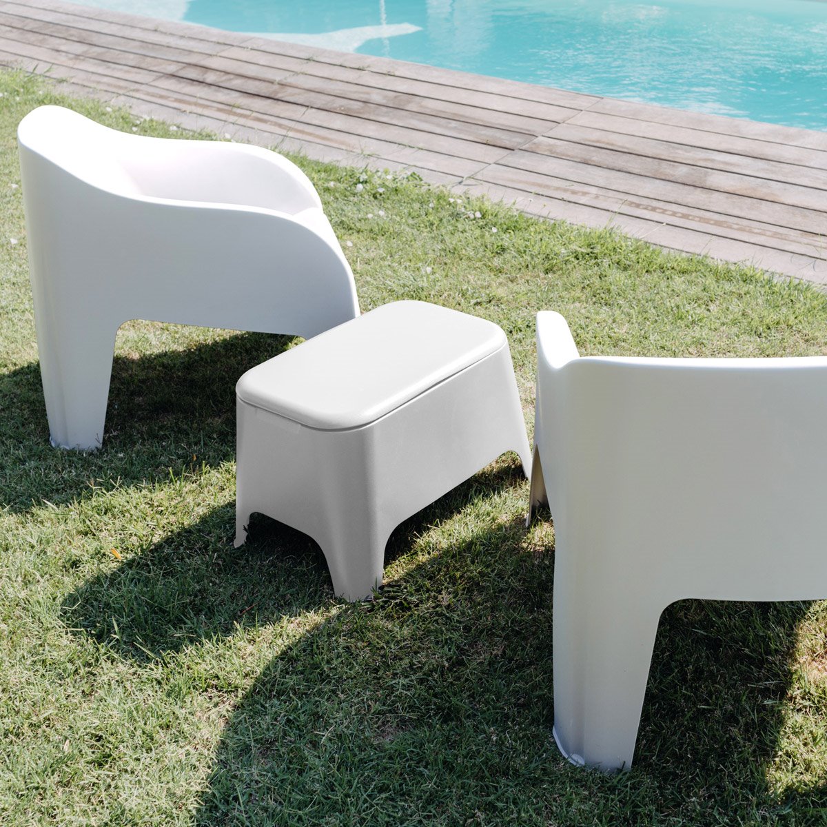 Poltrona sedia elegante impilabile in resina da giardino effetto liscio Toomax Petra