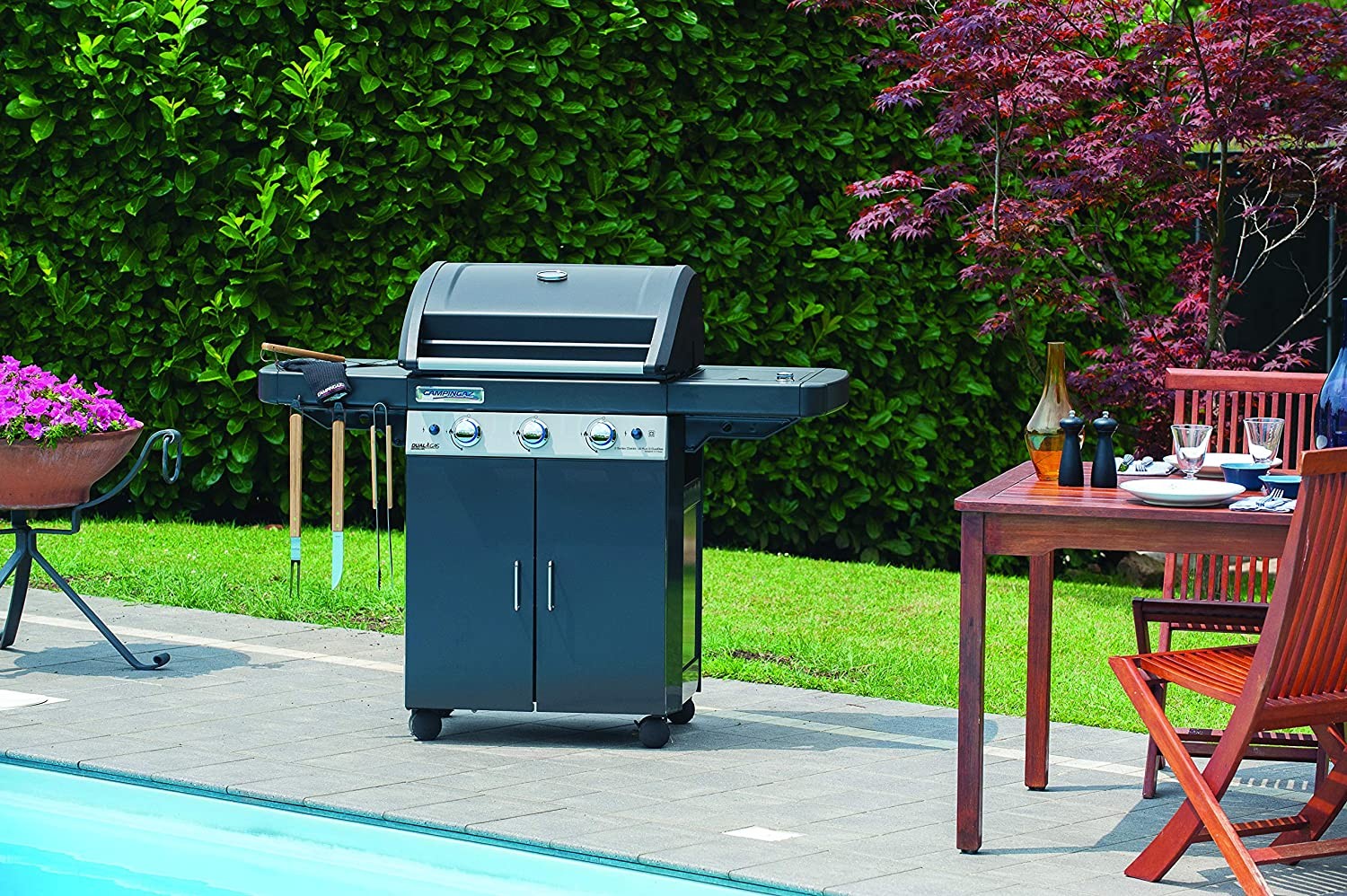 Barbecue a gas Campingaz Dual Gas 3 Series Classic LS Plus Dark con carrello e ante frontali e fornello laterale