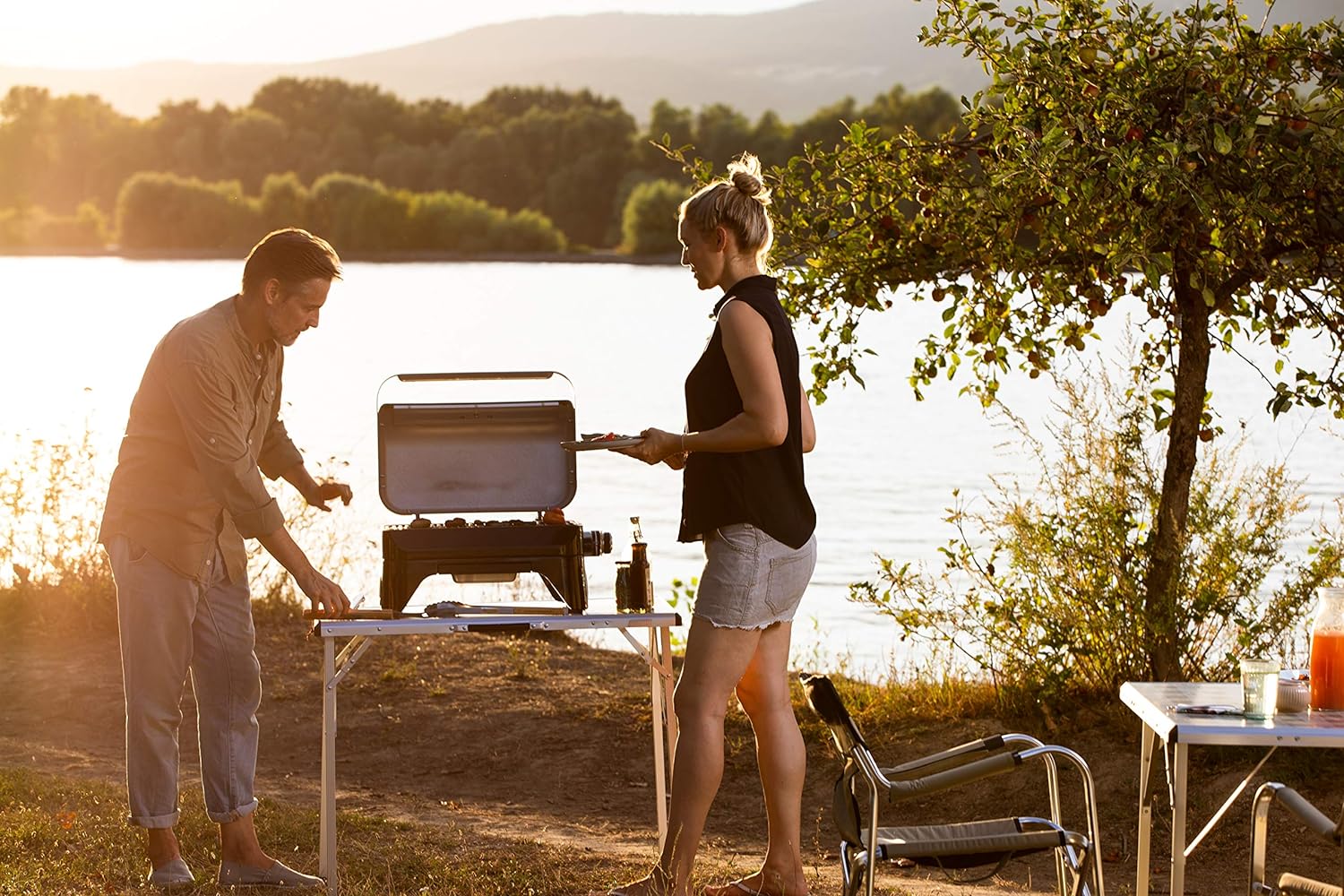 Barbecue a gas portatile con piano in ghisa per grigliate Attitude 2 GO CV Black Campingaz