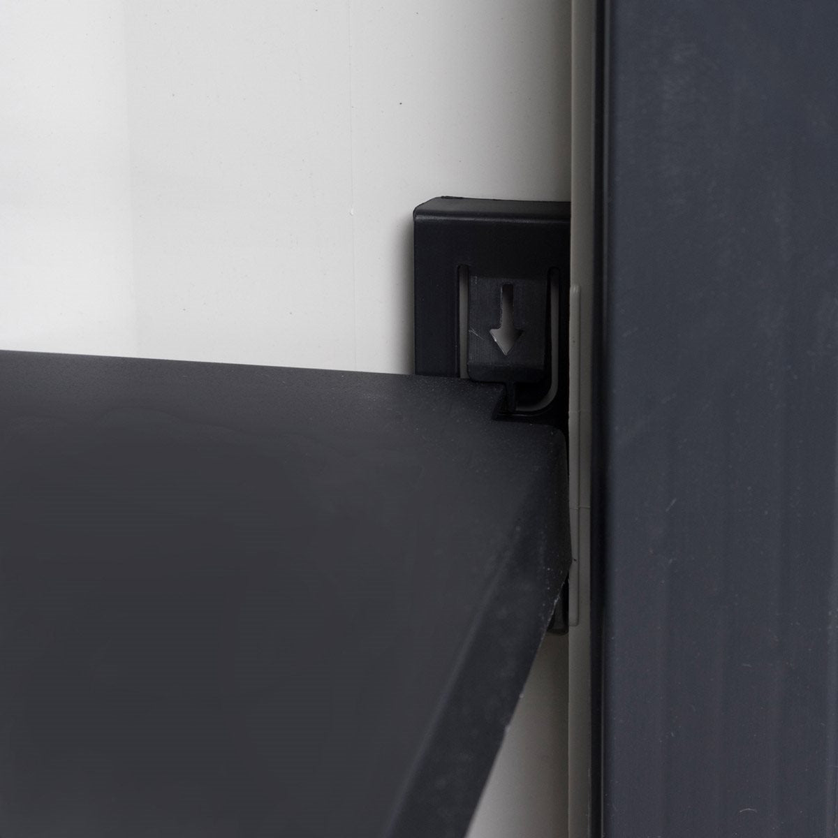 Armadio tuttopiani in resina da esterno a 2 ante effetto legno e ripiani regolabili Woody's Toomax