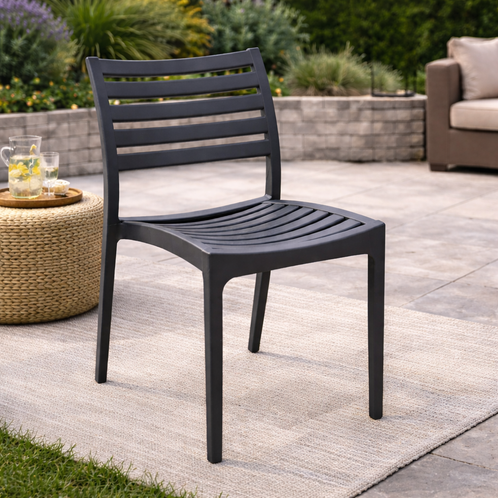 Sedia impilabile in polipropilene 42,5x49xH78 cm con design moderno Curvìa