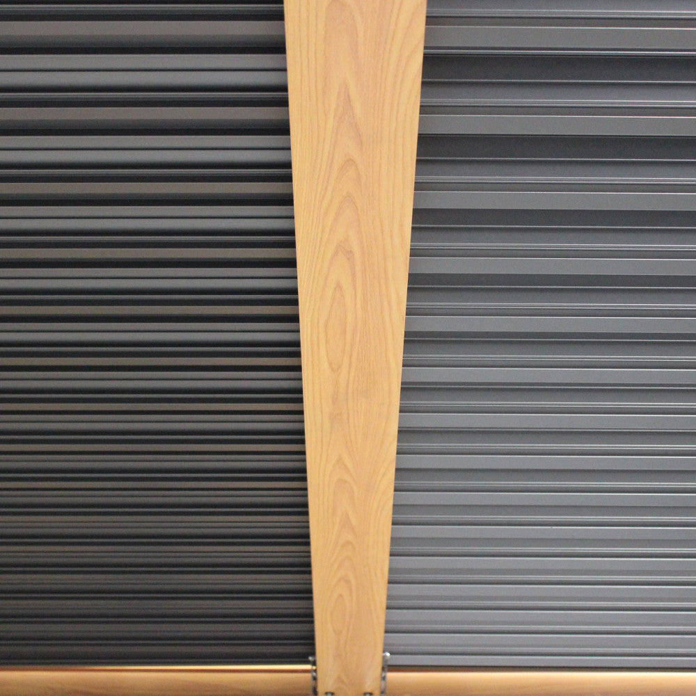 Pergola bioclimatica 3x4 in alluminio marrone effetto legno con lamelle frangisole orientabili a movimentazione manuale Velaris