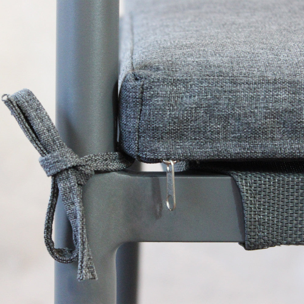 Sedia impilabile da esterno in alluminio senza braccioli con cuscino e schienale rivestito in corda Nantes