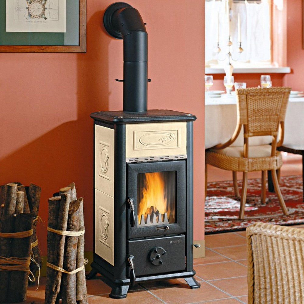 Stufa a legna con struttura in ghisa e rivestimento esterno in maiolica sistema di post combustione 6 kw Gemma Liberty Nordica