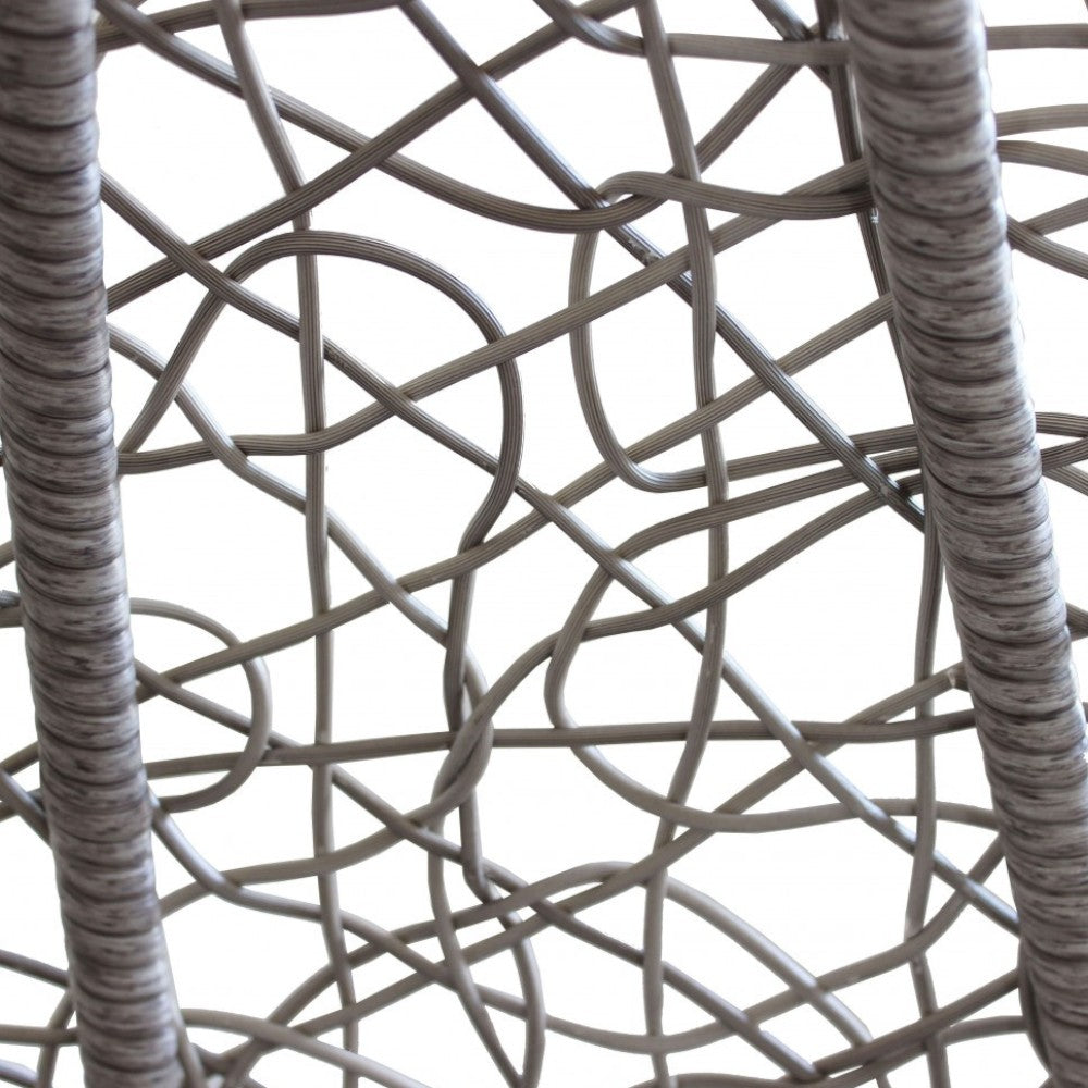 Dondolo sospeso ovale con struttura in metallo e seduta in wicker 195x105x120cm