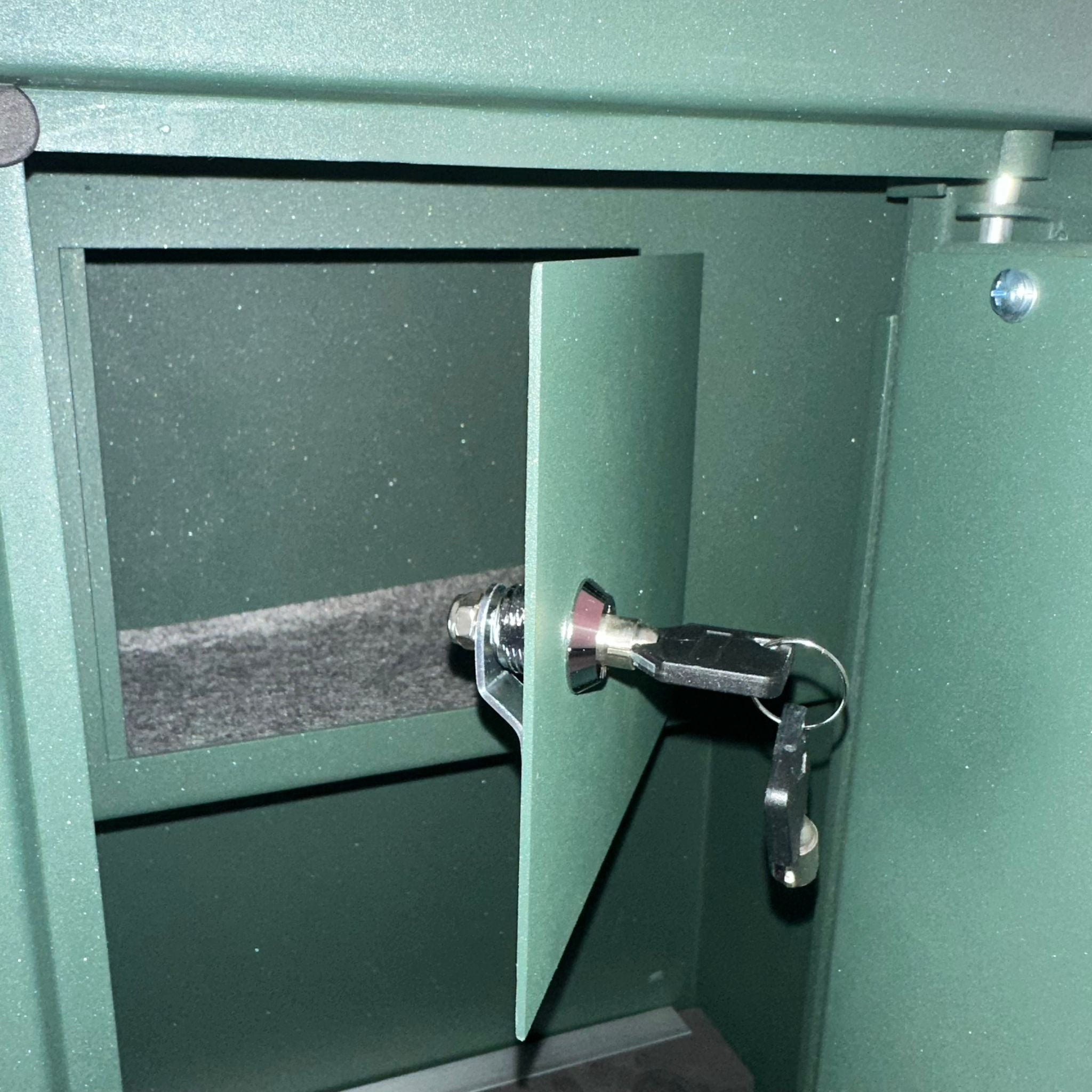 Armadio portafucili 5 posti in acciaio verde militare con cassaforte tesoretto interno STARK S5001T