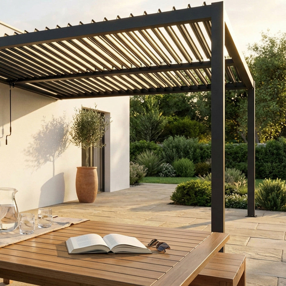 Pergola bioclimatica 3x2.5 mt. addossata in alluminio con lamelle frangisole orientabili