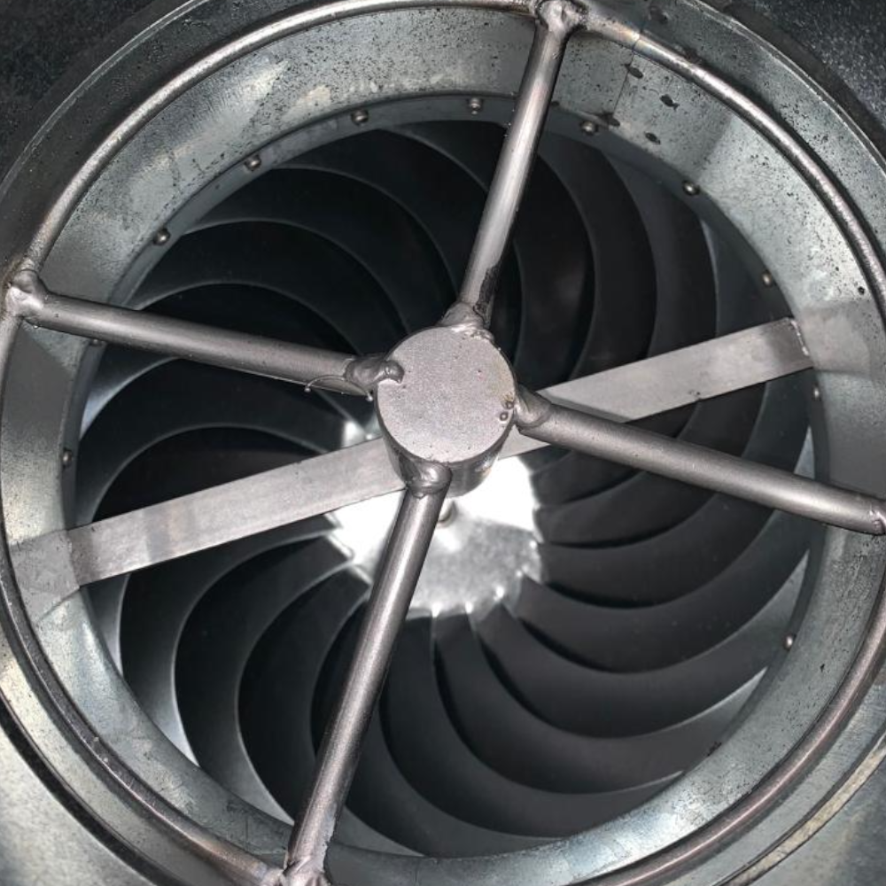 Fumaiolo girevole in acciaio zincato eolico a sfera per ventilazione tetti con attacco maschio