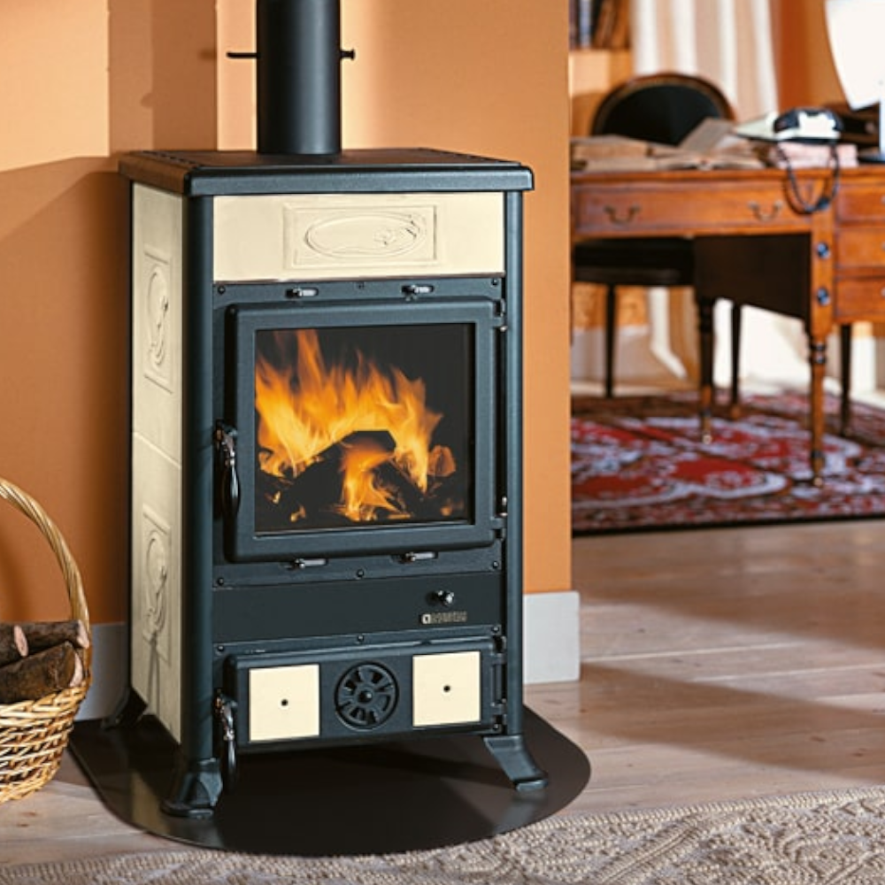 Stufa a legna con rivestimento in maiolica 8,8 kW Rossella R1 Liberty Nordica Extraflame