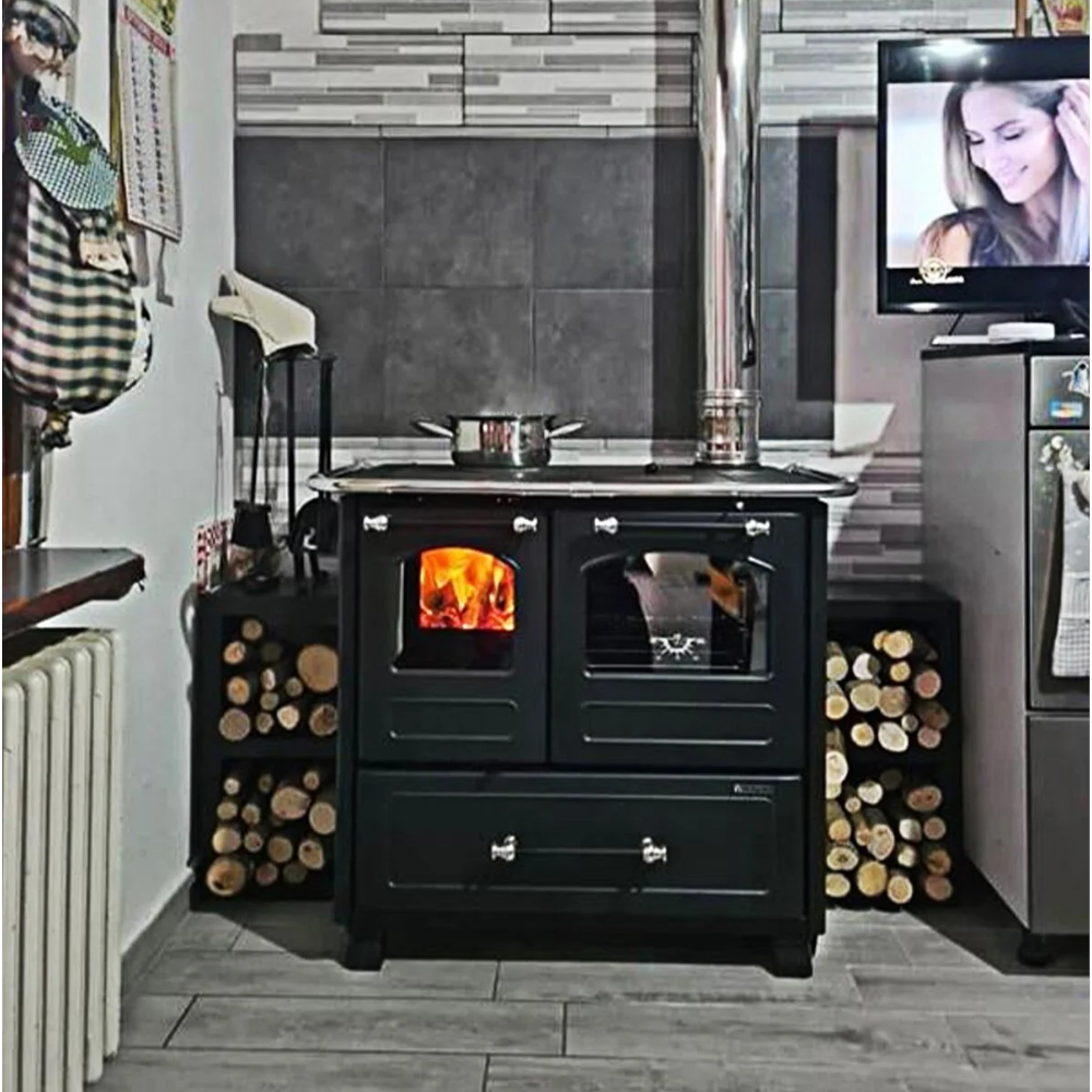 Cucina a legna 7,5 kw in acciaio smaltato con forno e piastra cottura in ghisa Family Nordica