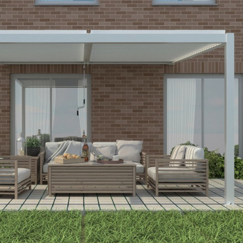 Pergola bioclimatica in alluminio 4x4 mt addossata a parete con lamelle frangisole