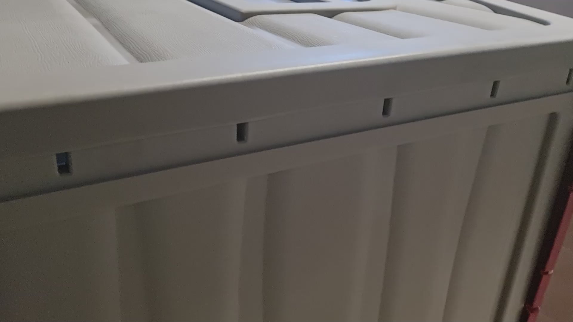 Cuccia per cani in resina Taglia Grande beige con tetto rosso Happy House Doggy Large