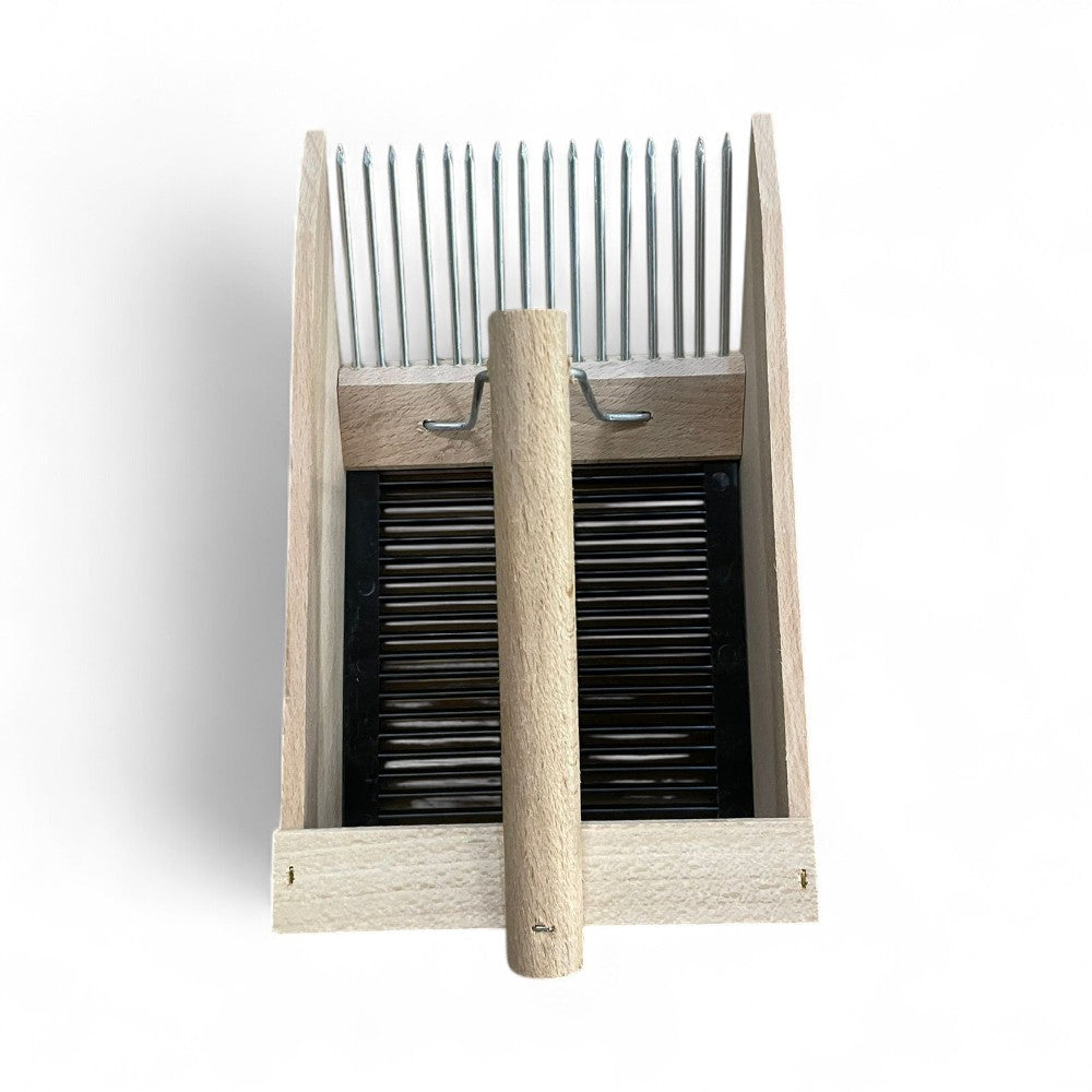 Raccogli bacche e mirtilli in legno con pettine a denti in acciaio