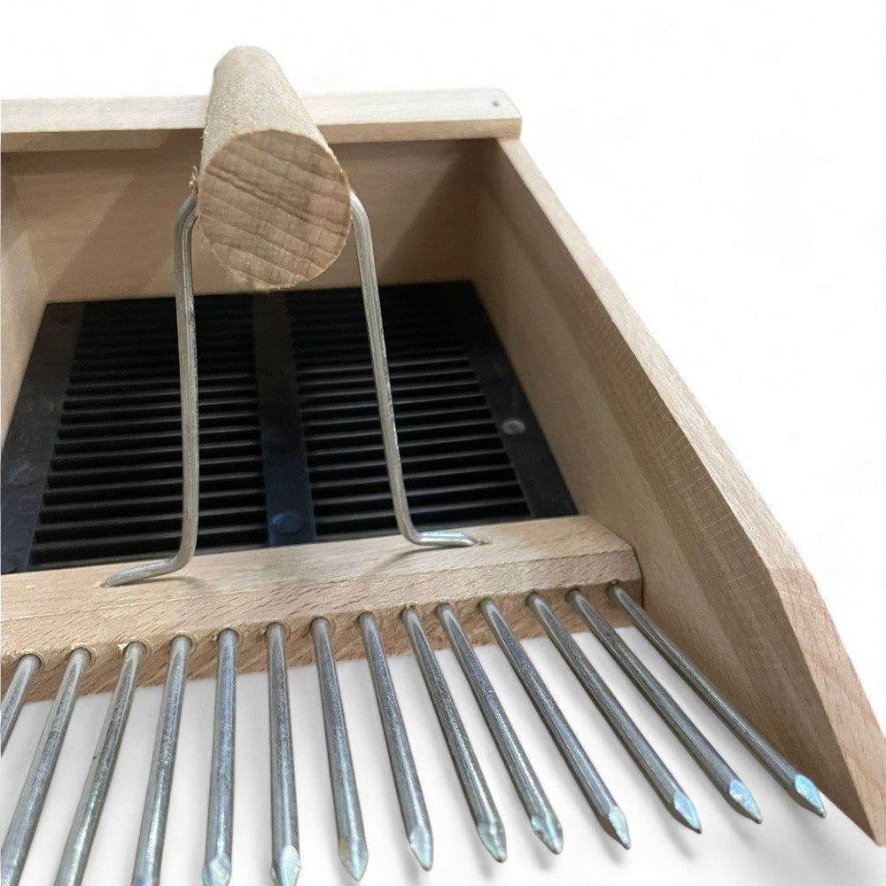 Raccogli bacche e mirtilli in legno con pettine a denti in acciaio