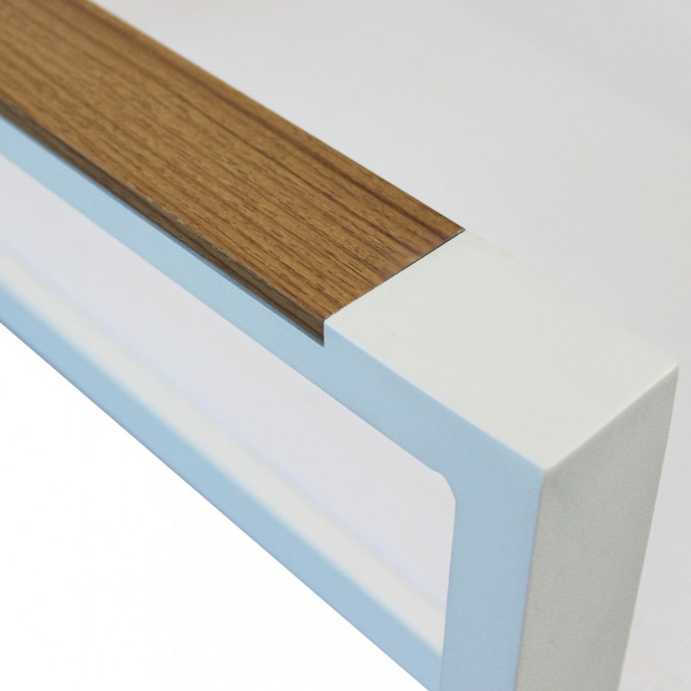 Poltrona da giardino impilabile con struttura in alluminio e braccioli effetto legno