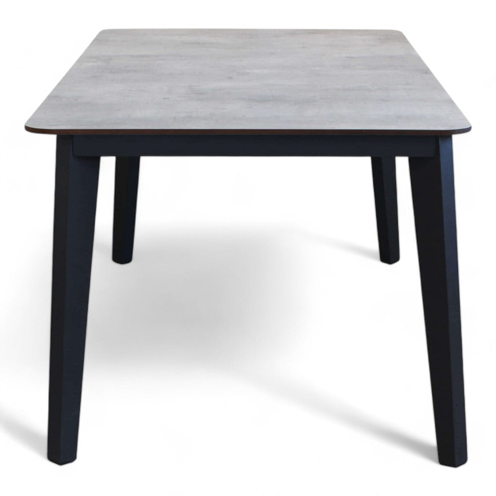 Tavolo con struttura in alluminio nera e piano laminato grigio chiaro 180x90xH76 cm Cancu