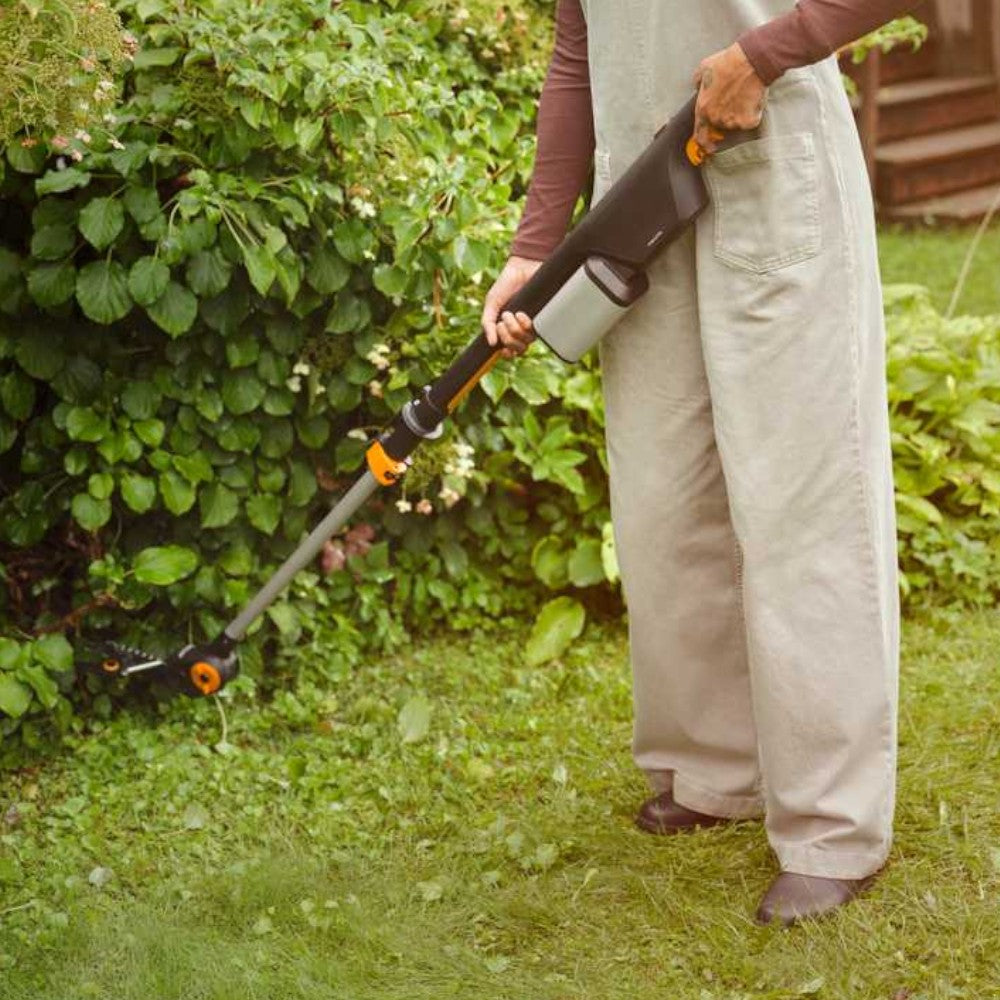 Svettatoio telescopico per potatura a batteria 12V con manico allungabile 140 cm e lame anti aderenti in acciaio Fiskars 1082299