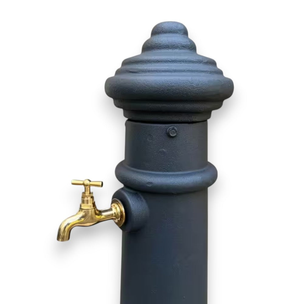 Fontana a colonna in ghisa verniciata antracite con idrante laterale e griglia di scolo Applio