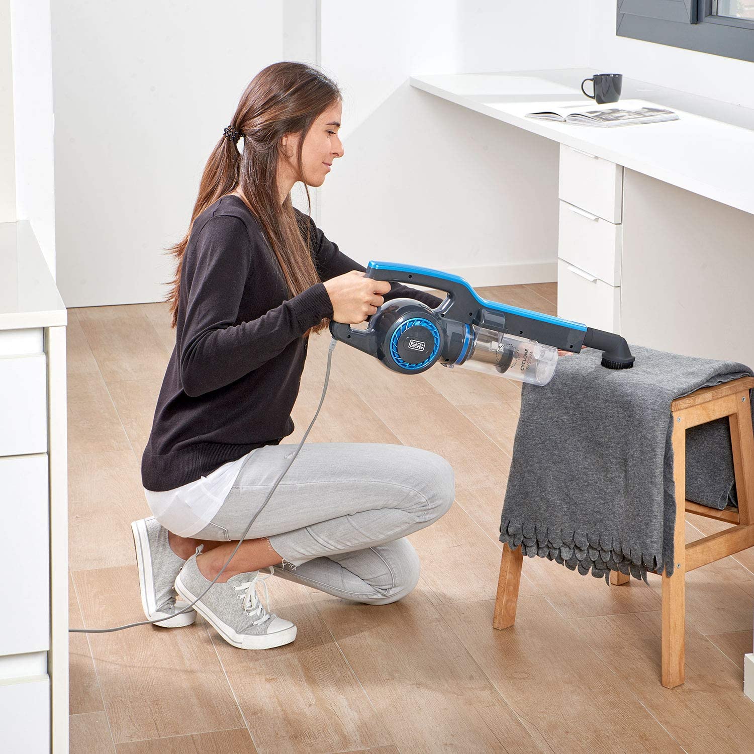 Scopa elettrica ionica aspirapolvere senza sacchetto Black Decker BVMSE600E