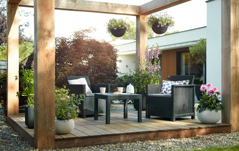 Salotto da giardino in resina effetto rattan tavolo più due poltrone Emma Balcony Keter