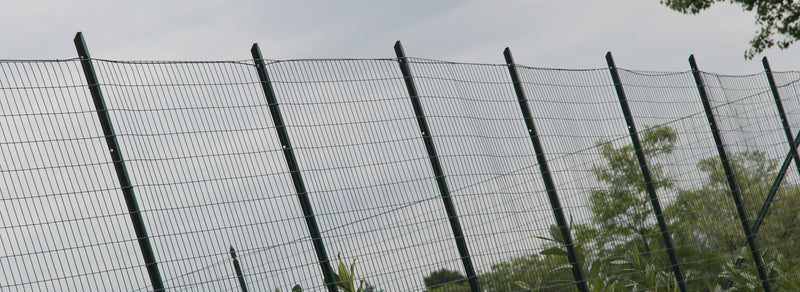 Paletti in acciaio zincato per recinzioni con fori per il fissaggio della rete sezione T