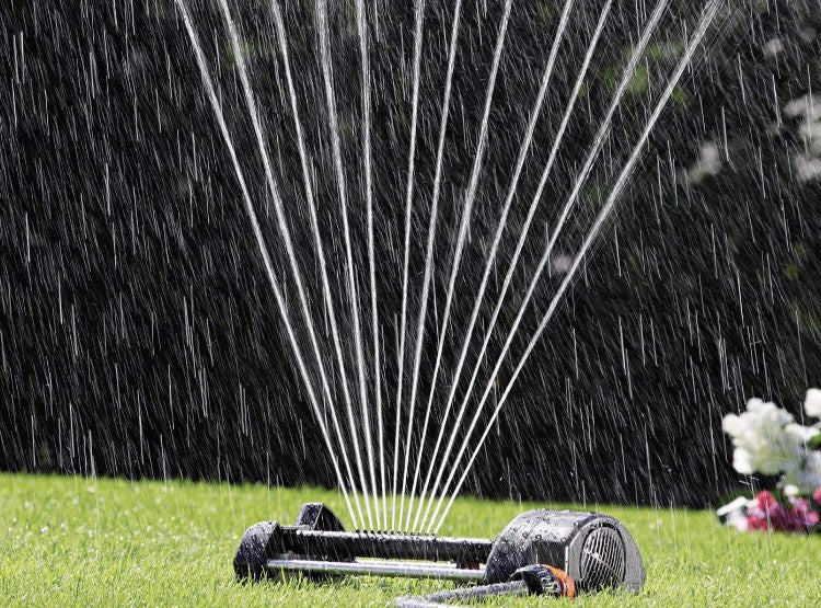 Irrigatore oscillante compatto per giardini CLABER 8748