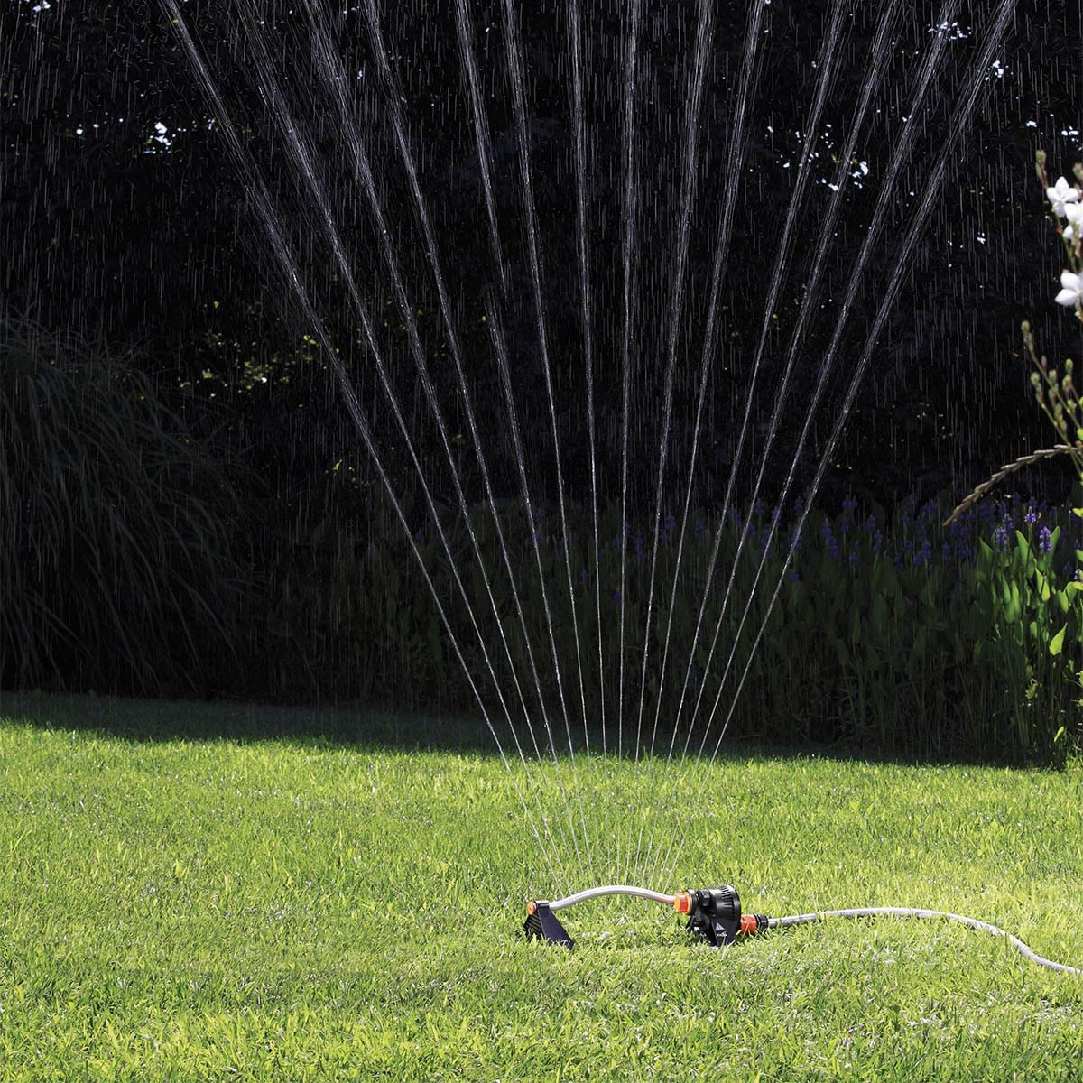 Irrigatore oscillante effetto pioggia compatto per giardini CLABER 8740