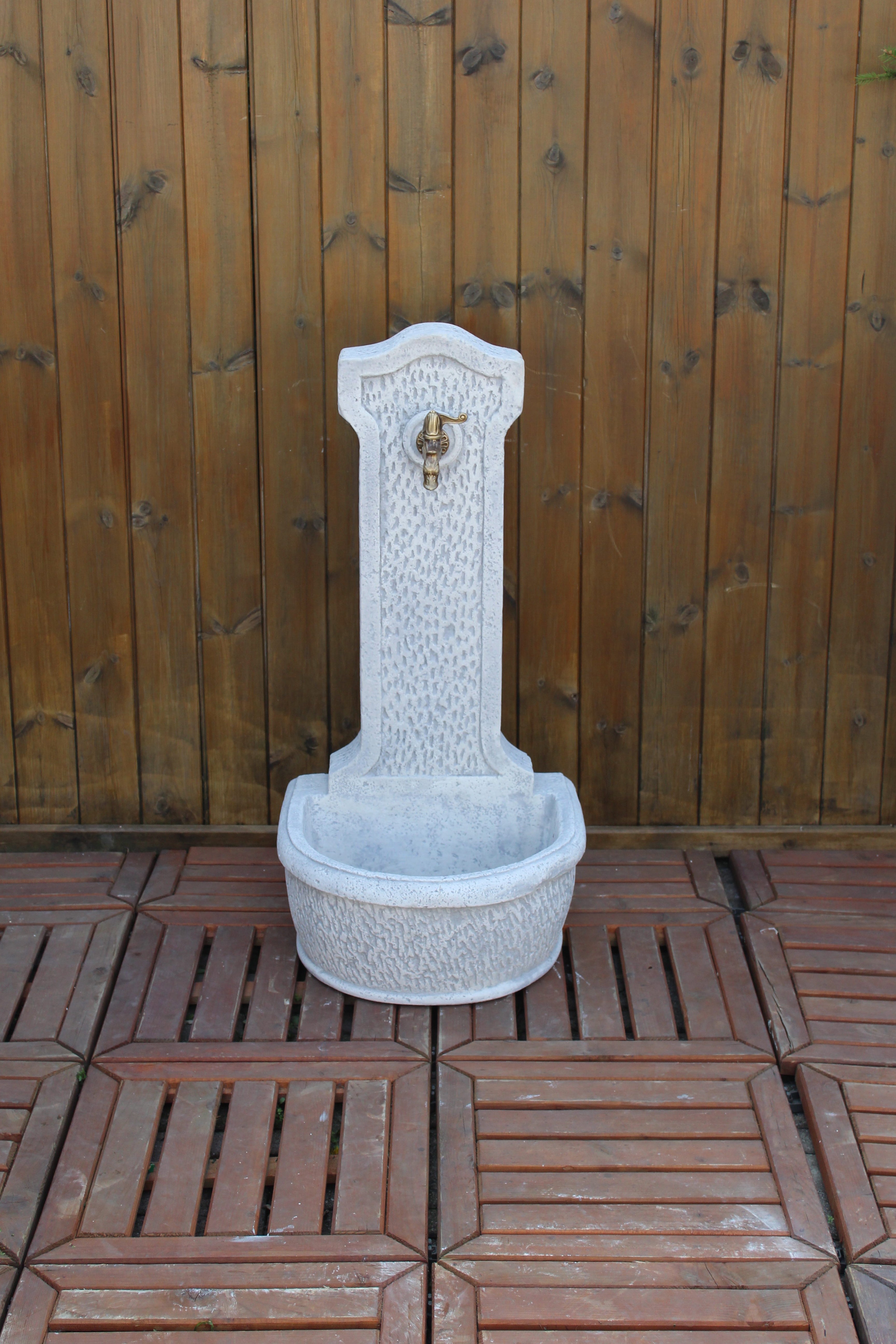 Fontana a parete Pietra grigio 40x50xH100cm Decogarden