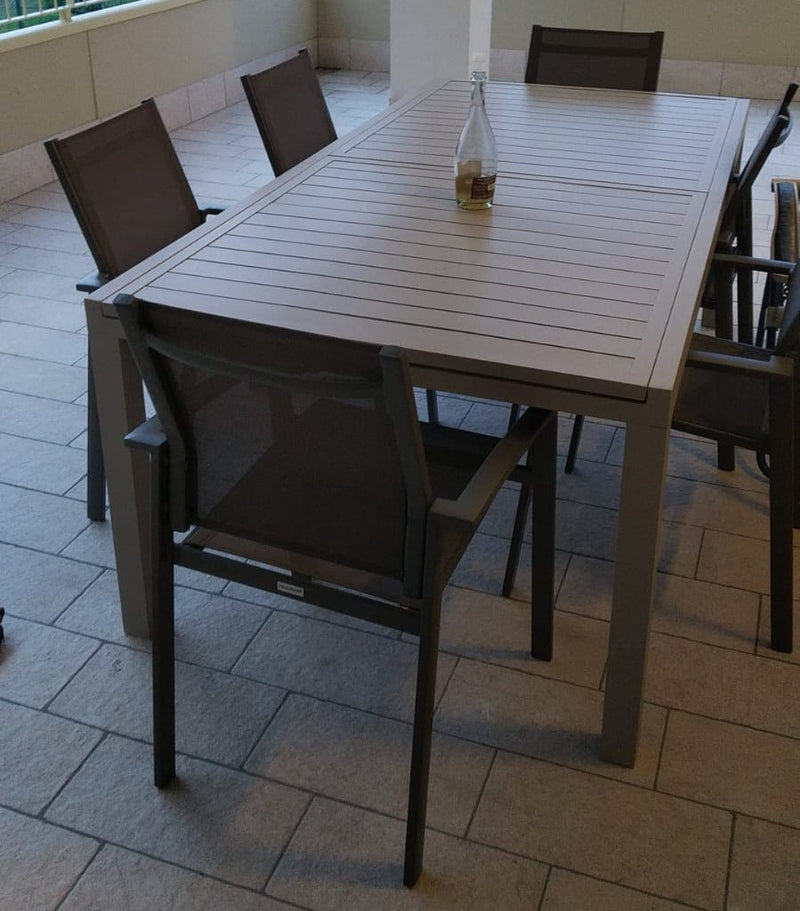 Tavolo estensibile 200/300 cm da giardino con struttura in alluminio e piano effetto doghe orizzontali Frisco