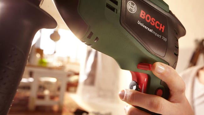 Trapano Tassellatore con percussione 700w Bosch Universal Impact 700