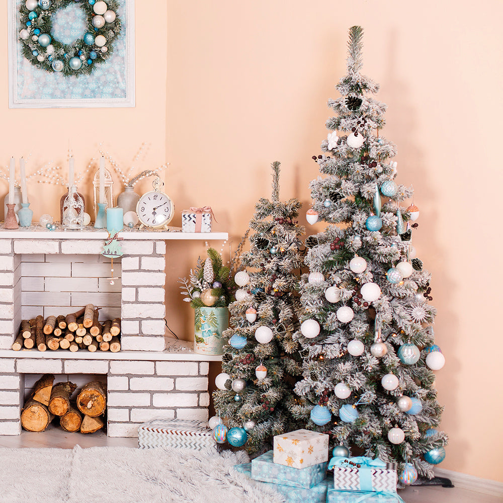 Albero di natale abete verde folto innevato con pigne e bacche struttura ad incastro Sestriere Superior