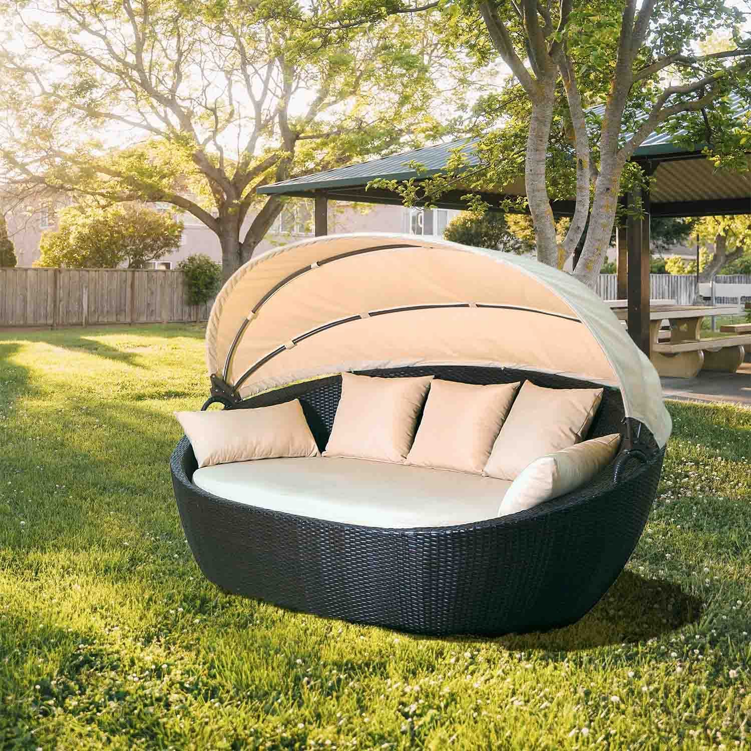 Divano conchiglia da esterno giardino con struttura in rattan e tettuccio chiudibile Prendisole Guscio