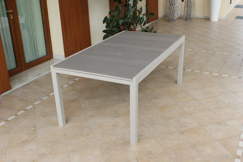 Tavolo allungabile da esterno in alluminio con piano in polywood effetto