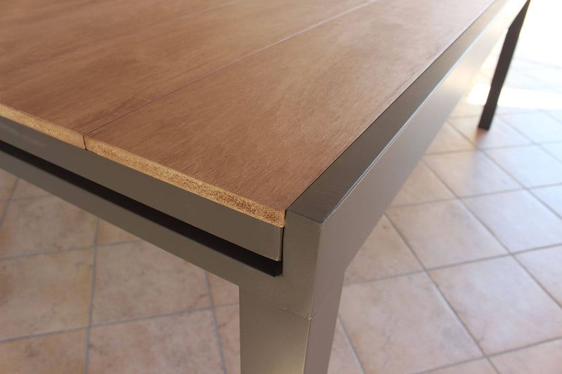 Tavolo allungabile in alluminio con piano a doghe effetto legno KOKE