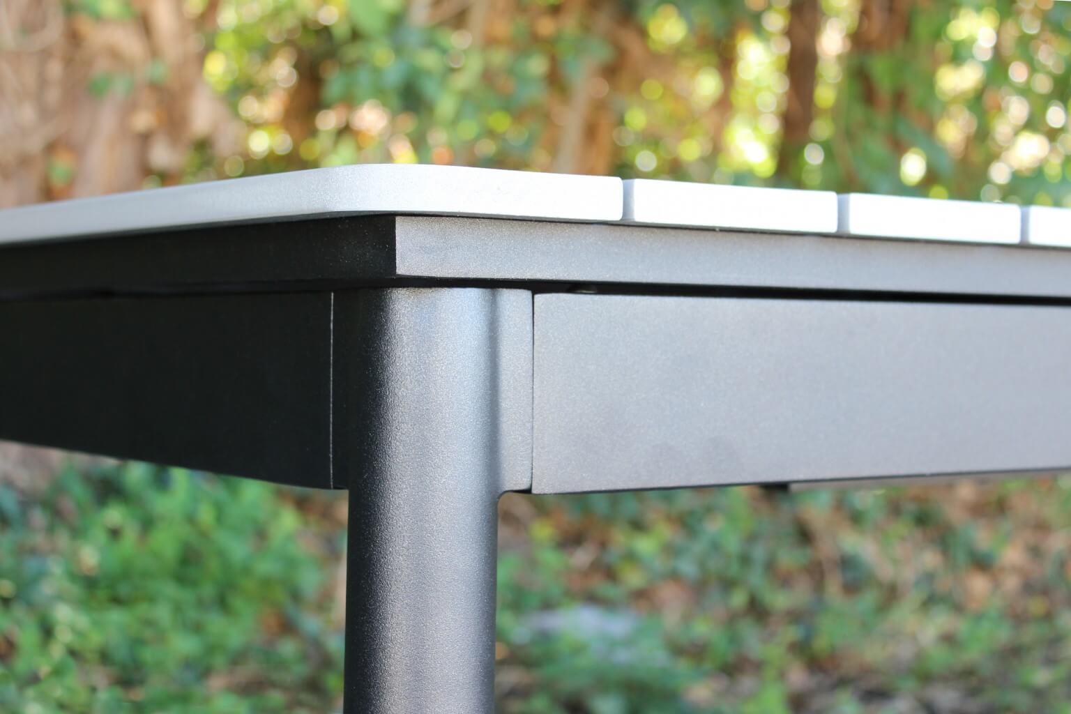 Tavolo allungabile da esterno in alluminio con piano effetto doghe MIRAG