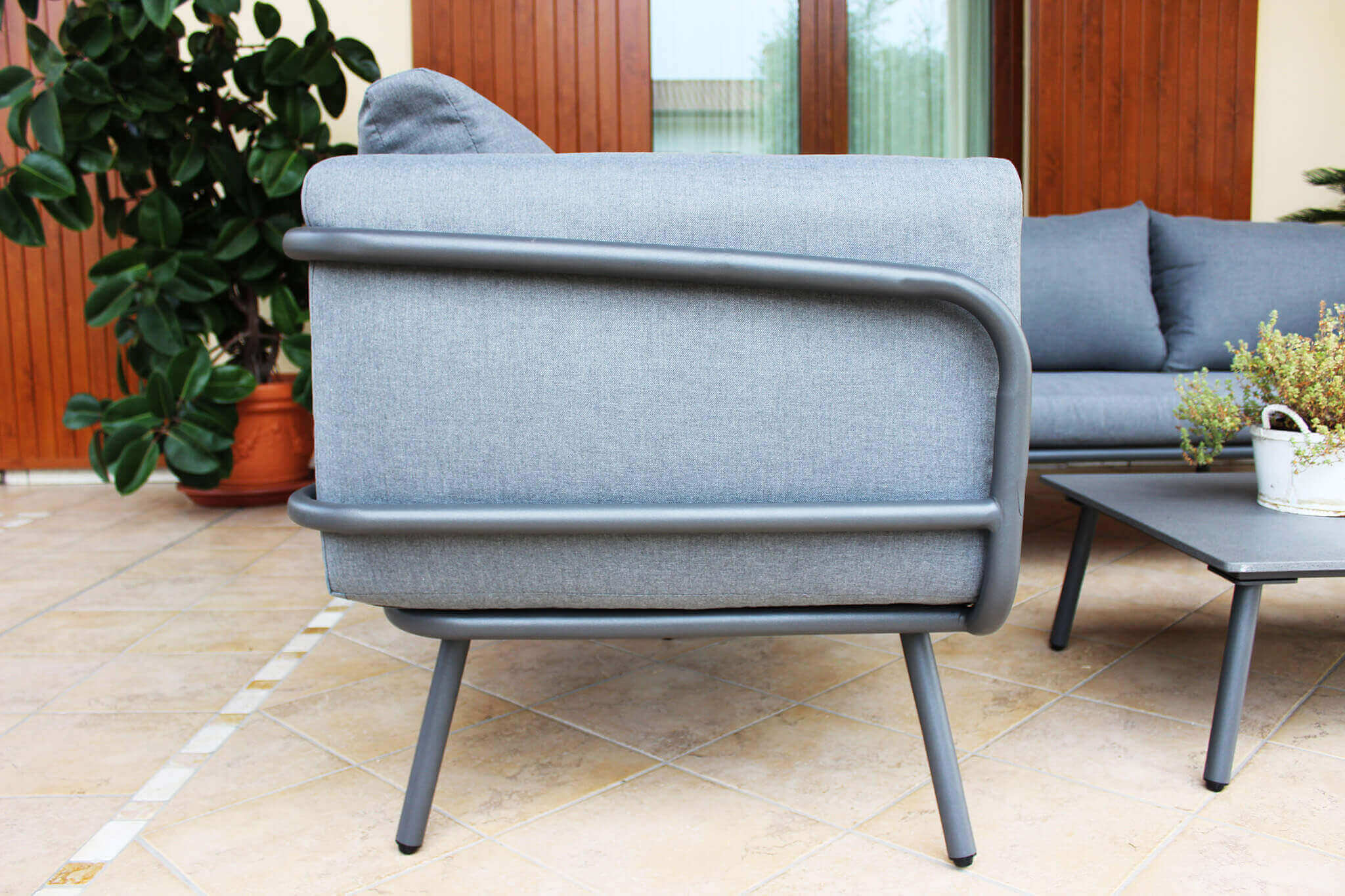 Salotto angolare con 2 tavolini e cuscini in alluminio per esterno SUARE