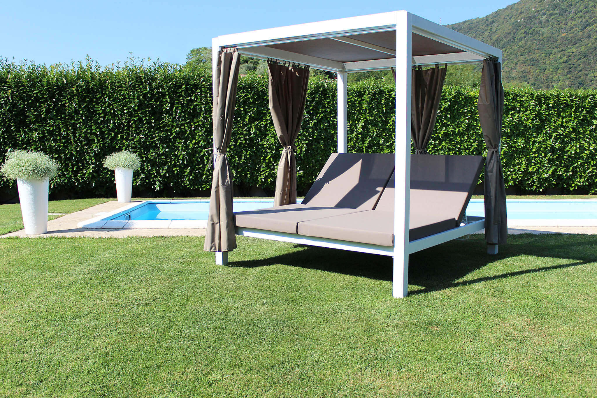 Gazebo letto con tende per esterno in alluminio 212x149 cm GAZIDIS