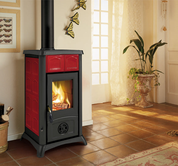 Stufa a legna con struttura in ghisa e rivestimento esterno in maiolica decorata 6 kw Gemma Elegance Bordeaux Nordica