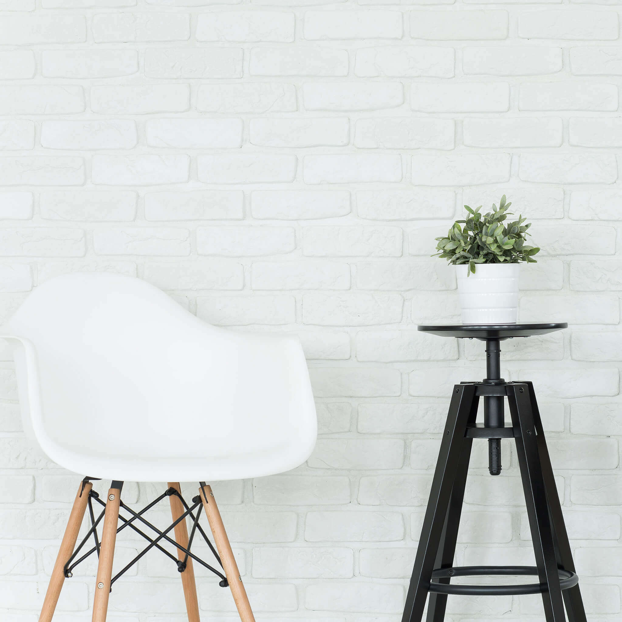 Poltrona sedia da interno con struttura in acciaio e legno e seduta in ABS Spriz