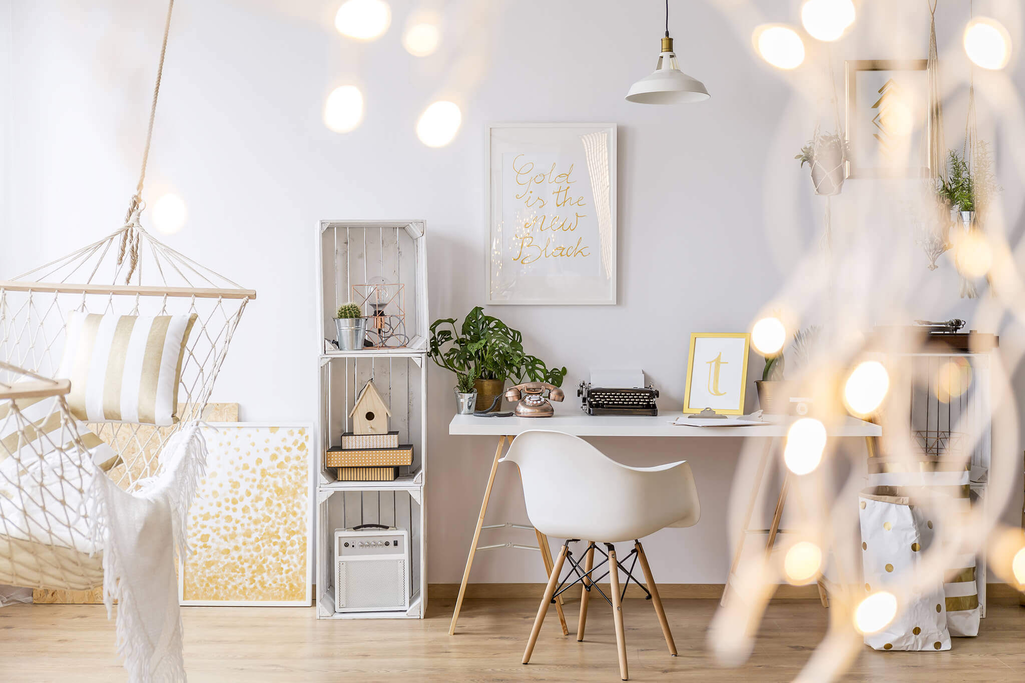 Poltrona sedia da interno con struttura in acciaio e legno e seduta in ABS Spriz