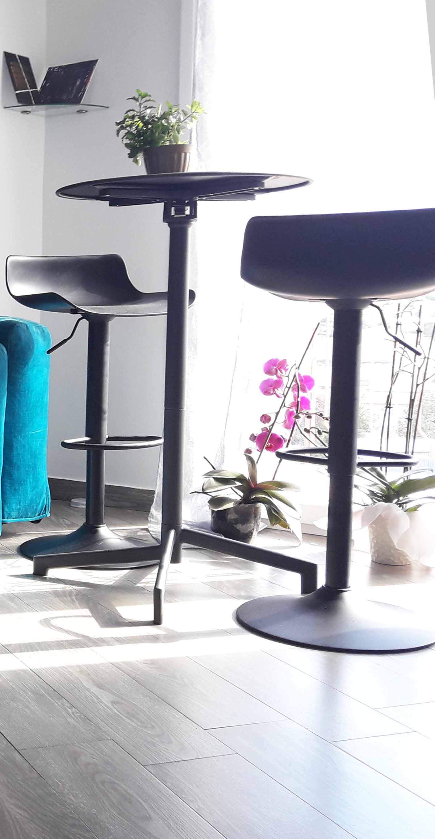 Sgabello regolabile con poggiapiedi per arredo bar esterno interno con seduta in polipropilene e struttura in acciaio Poly Steel