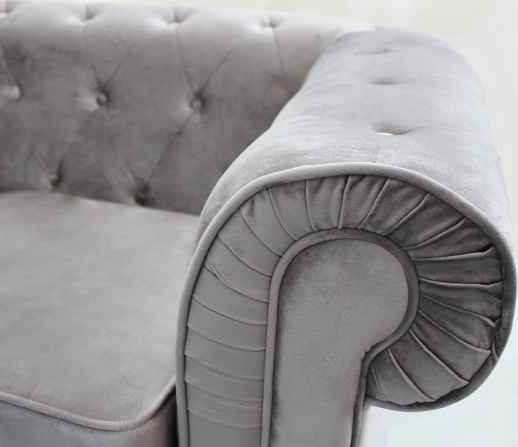 Divano 2 posti in Velluto Taupe Grigio Chesterfield