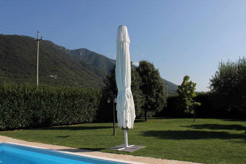 Ombrellone da giardino 5x5 mt con palo laterale Sagitta