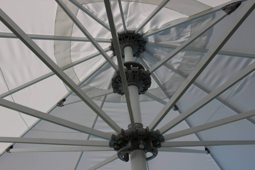 Ombrellone da giardino 5x5 mt con palo laterale Sagitta