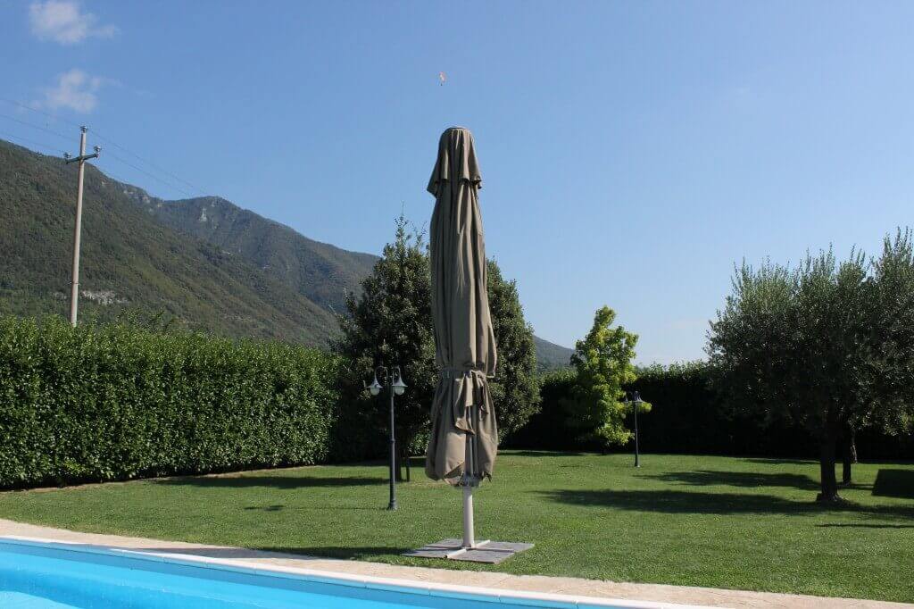 Ombrellone da giardino 5x5 mt con palo laterale Sagitta